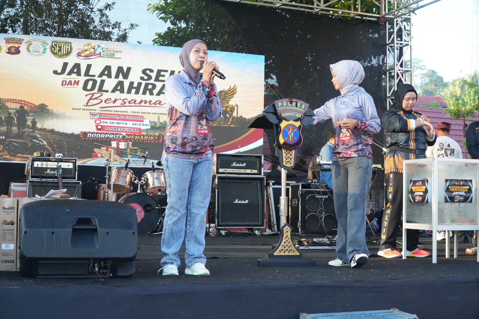 Pererat Sinergi dengan Masyarakat, Polres Kutai Kartanegara Gelar Jalan Sehat Hari Bhayangkara ke-80