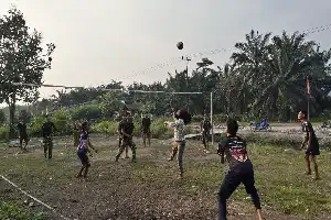 Pererat Kemanunggalan, Satgas TMMD Kodim 1208/Sambas Gelar Olahraga Bersama Warga Tempapan Hulu