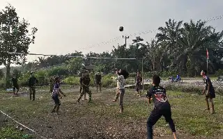 Pererat Kemanunggalan, Satgas TMMD Kodim 1208/Sambas Gelar Olahraga Bersama Warga Tempapan Hulu