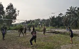 Perkuat Kemanunggalan, Satgas TMMD Kodim 1208/Sambas dan Warga Tempapan Hulu Gelar Olahraga Bersama