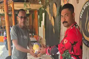 Dukung Pembinaan Pemuda, KPA Lhok Tapak Tuan Serahkan Bantuan Bola Voli di Samadua