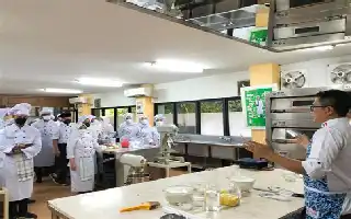 Jejak Langkah Anwar Sanjaya: Dari Laboratorium Tata Boga UNJ Menuju Panggung Hiburan Nasional