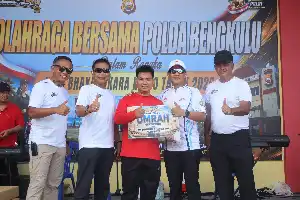 Polda Bengkulu Gelar Olahraga Bersama di Pantai Panjang, Kapolda Ajak Warga Peduli Kebersihan
