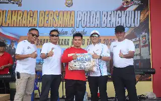 Polda Bengkulu Gelar Olahraga Bersama di Pantai Panjang, Kapolda Ajak Warga Peduli Kebersihan
