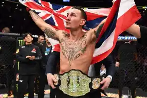 Cedera Lutut Paksa Conor McGregor Tumbang Lebih Awal di Tangan Max Holloway