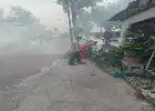 Antisipasi Penyakit Menular, Dinkes Kota Kediri Bersama Bhabinkamtibmas Gelar Fogging di Rejomulyo