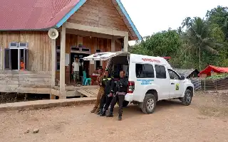 Kawal Kesehatan Pengungsi Bencana, Bhabinkamtibmas Manggarai Dampingi Tim Medis di Desa Urang