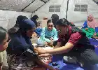 Polres Sikka Berikan Layanan Medis Gratis Bagi Puluhan Pengungsi Gempa Flores di Posko Gelora Samador