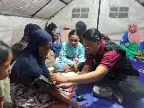 Polres Sikka Berikan Layanan Medis Gratis Bagi Puluhan Pengungsi Gempa Flores di Posko Gelora Samador