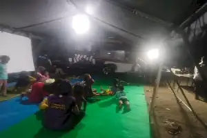 Hibur Anak-Anak Pengungsi Gempa Sikka, Polres Sikka Gelar Bioskop Keliling di Gelora Samador