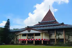 Tim Hibah UNS Edukasi Siswa SMA soal Literasi dan Pemanfaatan AI yang Bertanggung Jawab