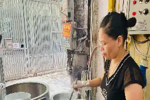 Harga BBM Menurun, Mengapa Harga Kuliner di Hanoi Tetap Bertahan?