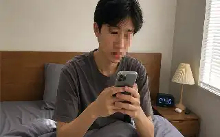 Kebiasaan Mengecek Ponsel Saat Bangun Tidur: Ancaman Tersembunyi bagi Kesehatan Mental dan Fokus