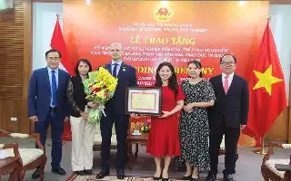 Kementerian Kebudayaan Vietnam Berikan Penghargaan Tertinggi bagi Konselor Hongaria