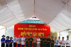 Perkuat Sinergi Militer dan Rakyat, Pembangunan Sarana Olahraga serta 11 Rumah Bantuan Dimulai di Lam Dong
