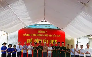 Perkuat Sinergi Militer dan Rakyat, Pembangunan Sarana Olahraga serta 11 Rumah Bantuan Dimulai di Lam Dong