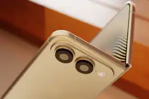 Dinamika Teknologi: Strategi Baterai iPhone Fold, Ambisi Motorola, hingga Penutupan Atlas Browser