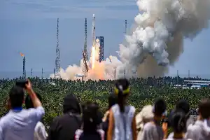 Tiongkok Sukses Uji Coba Pemulihan Roket Long March 10B, Persempit Kesenjangan Teknologi Antariksa