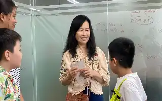 Melampaui Batas Layar: Transformasi Pendidikan Melalui Koneksi Manusia di Era Digital