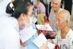 Akselerasi Layanan Kesehatan Digital: Dokter Muda Vietnam Gelar Skrining Masal