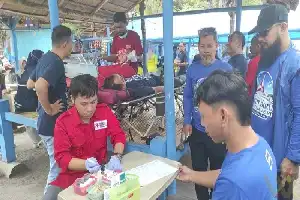 Aksi Sosial dan Lingkungan, Demokrat Polman Bersihkan Pantai Palippis hingga Gelar Cek Kesehatan Gratis