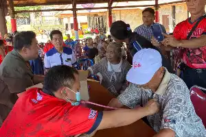 Tingkatkan Kesejahteraan Lansia, SMD Peduli Salurkan Bantuan dan Layanan Kesehatan Gratis di Buleleng