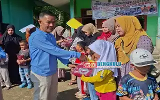 Bantu Ekonomi Wali Murid, SDN 83 Lebong Bagikan Seragam Olahraga Gratis Bagi Siswa Baru