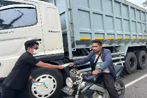 Redam Risiko ISPA akibat Karhutla, PDIP Kuansing Bagikan Ribuan Masker ke Pengendara