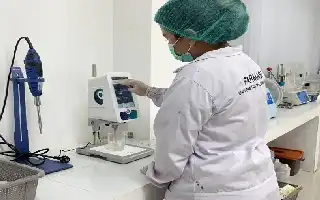 Inovasi Farmasi UPR: Olah Tanaman Tradisional Dawen Sawang Bahandang Jadi Nanogel Anti-Infeksi Kulit