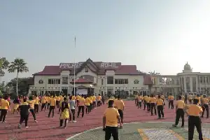 Polres Rokan Hilir Gelar Olahraga Bersama dan Bakti Sosial dalam Rangkaian HUT Bhayangkara Ke-80