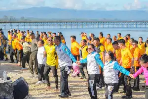 Sambut Hari Bhayangkara ke-80, Polres Toba dan Forkopimda Gelar Olahraga Bersama di Pantai Parparean