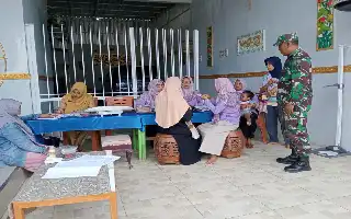 Babinsa Koramil Jogoroto Dampingi Layanan Posyandu di Desa Jarakkulon