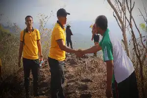 Antisipasi Karhutla di Musim Kemarau, Kapolres Trenggalek Edukasi Warga Sambil Berolahraga
