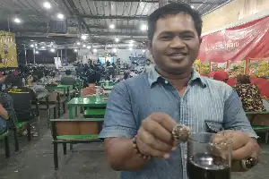 Uji Tembak Batu Akik Jadi Daya Tarik Tersendiri bagi Penikmat Kopi di Surabaya Utara