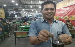 Uji Tembak Batu Akik Jadi Daya Tarik Tersendiri bagi Penikmat Kopi di Surabaya Utara