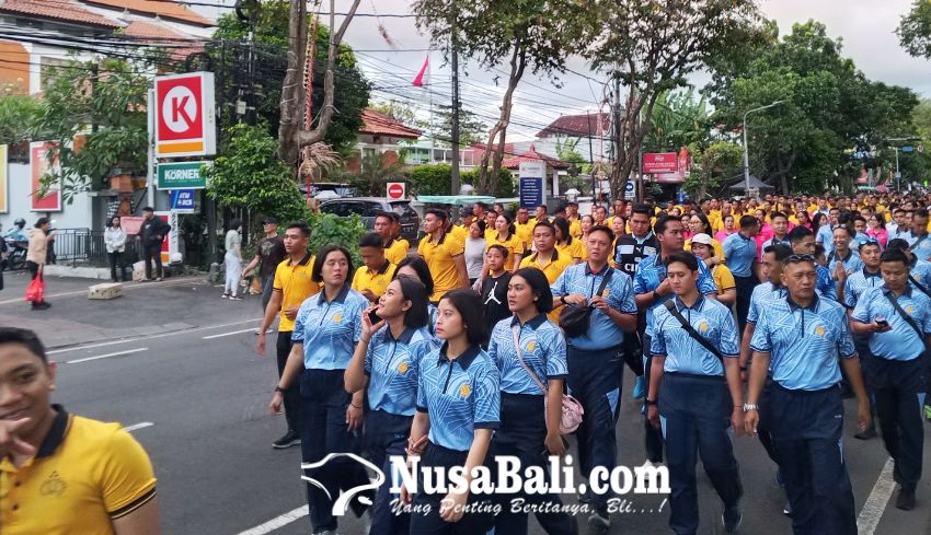 Polda Bali Gelar Jalan Santai dan Senam Bersama Warga Sambut HUT Bhayangkara Ke-80