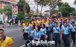Polda Bali Gelar Jalan Santai dan Senam Bersama Warga Sambut HUT Bhayangkara Ke-80