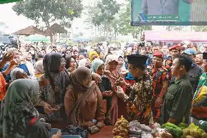 Pesta Rakyat Ciparay Sajikan Khitan Massal 64 Anak, Cek Kesehatan Gratis, hingga 3.000 Voucher Belanja