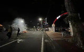 Aksi Demonstrasi di Depan Gedung Grahadi Surabaya Berakhir Ricuh, Pagar Kompleks Dirusak Massa