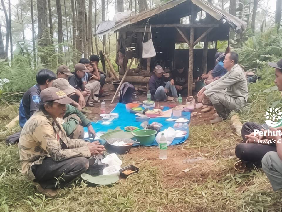 Perhutani KPH Banyumas Barat Gelar Pembinaan Teknik Sadap Getah Pinus untuk Tingkatkan Produksi dan Kesejahteraan