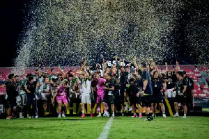 Kalahkan Persib Lewat Drama Adu Penalti, Persebaya Surabaya Rengkuh Gelar Perdana Piala Presiden 2026