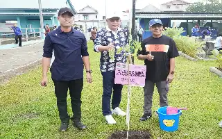 Aksi Penghijauan di Rakernas APEKSI: Wali Kota Ambon Tanam Trembesi untuk Masa Depan Kota