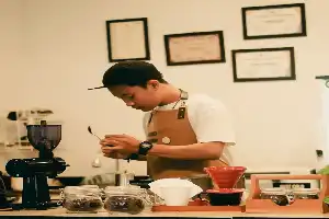 Geliat Bisnis Kedai Kopi Modern: Antara Gaya Hidup, Tren FOMO, dan Penyokong PAD Daerah