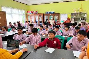 Tingkatkan Mitigasi Inklusif, UNP Bekali Siswa SLB Padang Panjang Tas Siaga Bencana Berbasis Teknologi