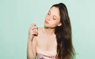 Benarkah Semprot Parfum di Leher Picu Kanker Tiroid? Ini Penjelasan Medisnya
