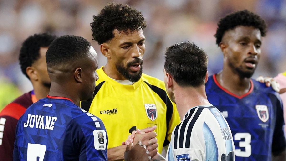 Aksi Sportivitas dan Kekaguman Pemain Cape Verde kepada Lionel Messi Usai Laga Piala Dunia