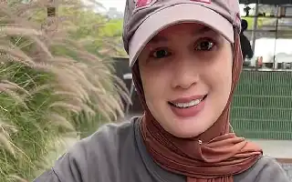 Pasca Menikah, Penampilan Anggun Dea Annisa Berhijab Saat Bulan Madu Curi Perhatian