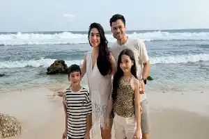Momen Hangat Liburan Keluarga Nabila Syakieb di Pantai, Paras Menawan Sang Buah Hati Jadi Sorotan
