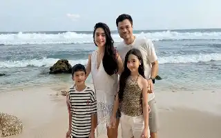 Momen Hangat Liburan Keluarga Nabila Syakieb di Pantai, Paras Menawan Sang Buah Hati Jadi Sorotan