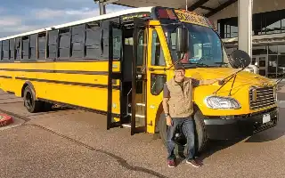 Pahit Manis Alih Profesi: Kisah Eks Engineer Adobe yang Kini Nyaman Jadi Sopir Bus Sekolah